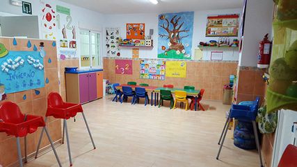el Centro de Educación Infantil Campanilla salón con sillas rojas