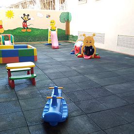 el Centro de Educación Infantil Campanilla patio con juegos