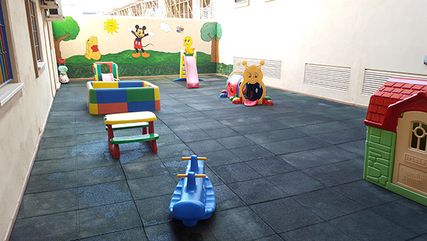 el Centro de Educación Infantil Campanilla patio con juegos